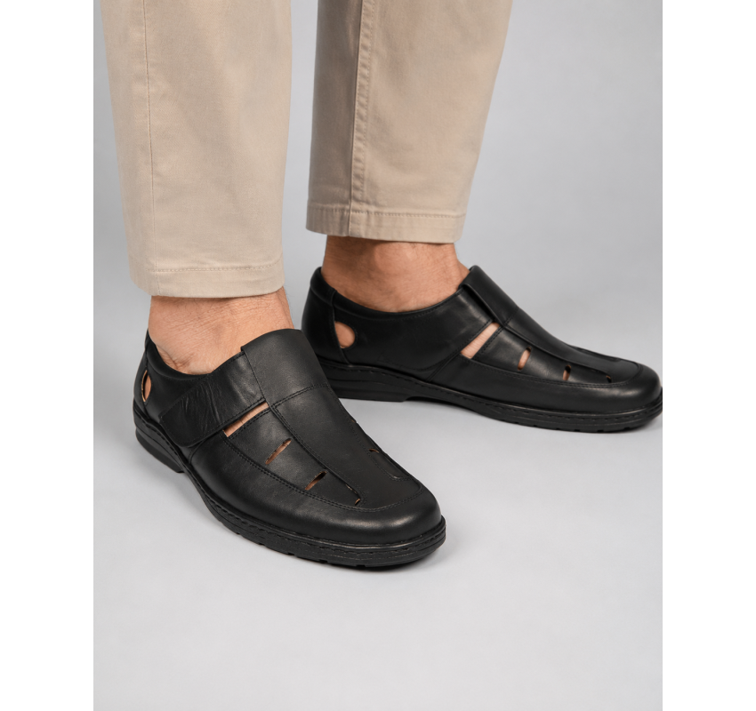 Pantofi barbati negri din piele naturala, cu scai si perforatii – model Seravon CLP01N