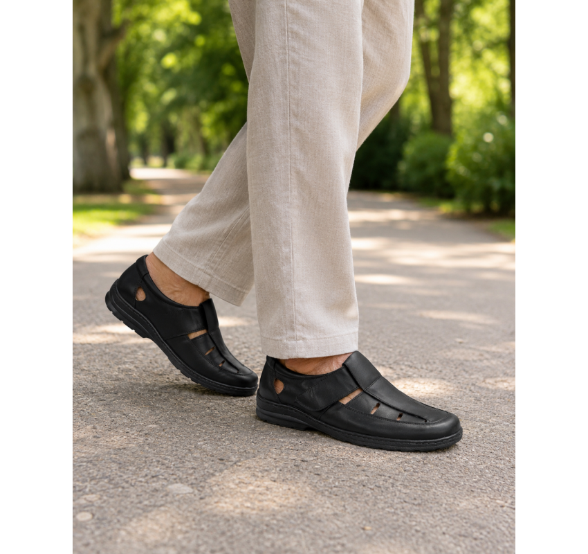 Pantofi barbati negri din piele naturala, cu scai si perforatii – model Seravon CLP01N
