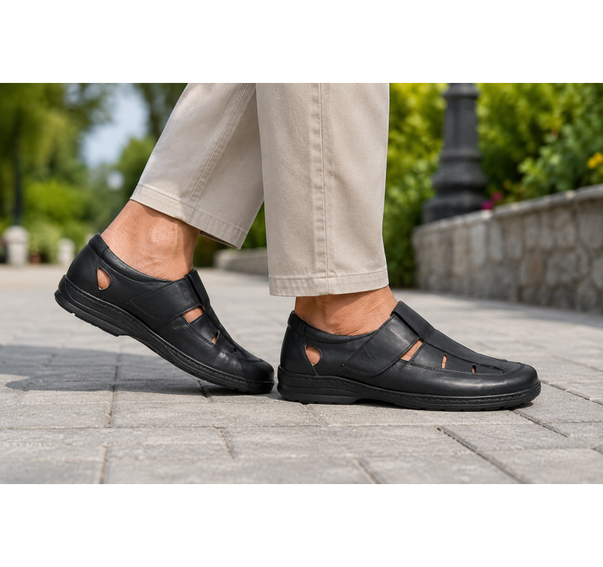 Pantofi barbati negri din piele naturala, cu scai si perforatii – model Seravon CLP01N