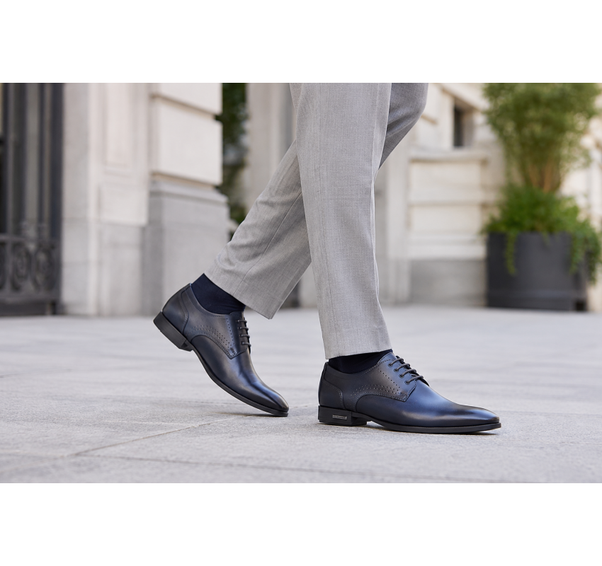 Pantofi barbati bleumarin din piele naturala, eleganti, cu siret si perforatii decorative GKR101BL