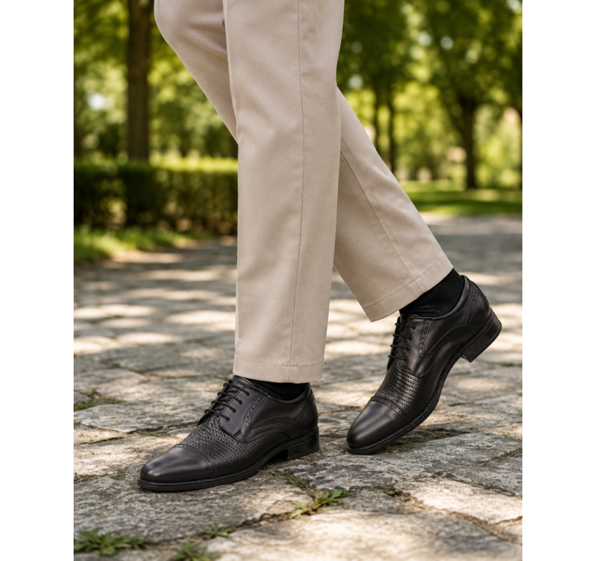 Pantofi bărbați negri din piele naturală, cu șiret și inserții texturate – eleganți și rafinați GKR218N