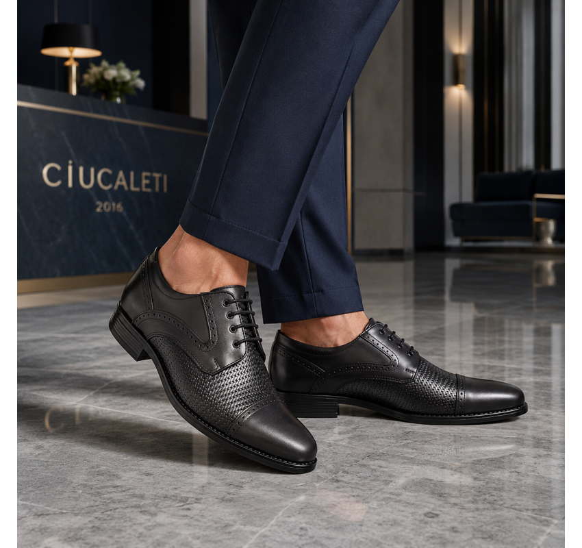 Pantofi bărbați negri din piele naturală, cu șiret și inserții texturate – eleganți și rafinați GKR218N