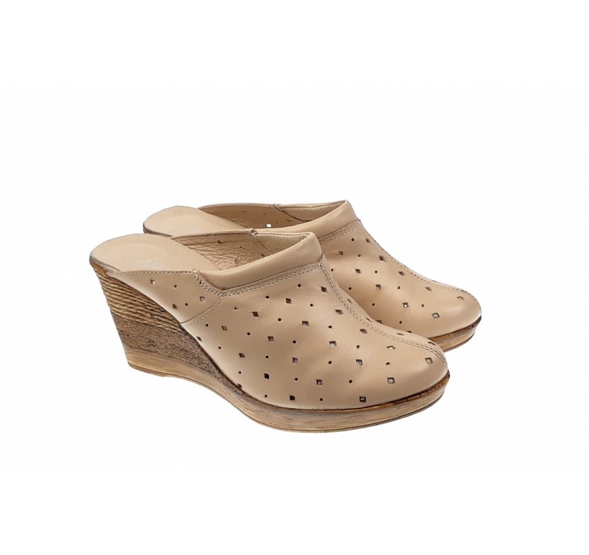 Oferta marimea 37 - Saboti de vara, bej, din piele naturala, cu perforatii - Made in Romania LTEABEJ Oferta marimea 37 - Saboti de vara, bej, din piele naturala, cu perforatii - Made in Romania LTEABEJ