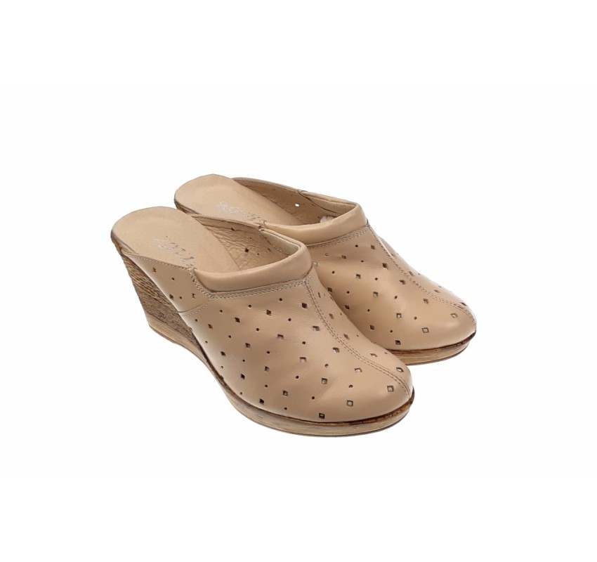 Oferta marimea 37 - Saboti de vara, bej, din piele naturala, cu perforatii - Made in Romania LTEABEJ Oferta marimea 37 - Saboti de vara, bej, din piele naturala, cu perforatii - Made in Romania LTEABEJ