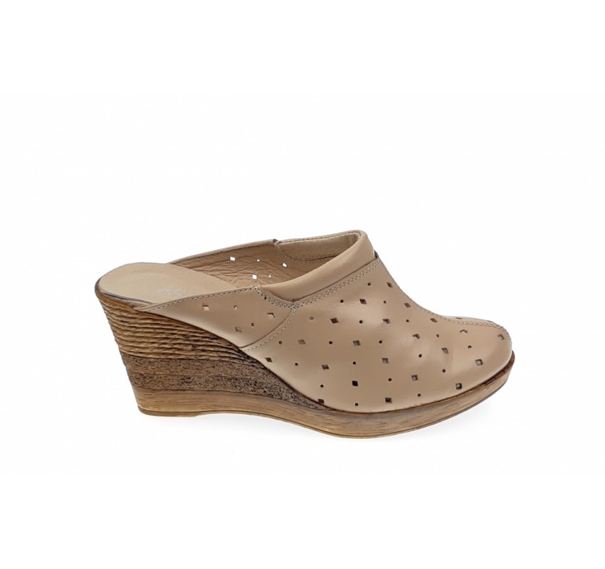 Oferta marimea 37 - Saboti de vara, bej, din piele naturala, cu perforatii - Made in Romania LTEABEJ Oferta marimea 37 - Saboti de vara, bej, din piele naturala, cu perforatii - Made in Romania LTEABEJ