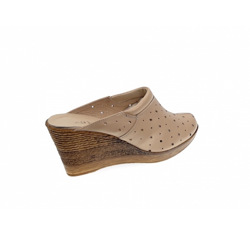 Oferta marimea 37 - Saboti de vara, bej, din piele naturala, cu perforatii - Made in Romania LTEABEJ Oferta marimea 37 - Saboti de vara, bej, din piele naturala, cu perforatii - Made in Romania LTEABEJ