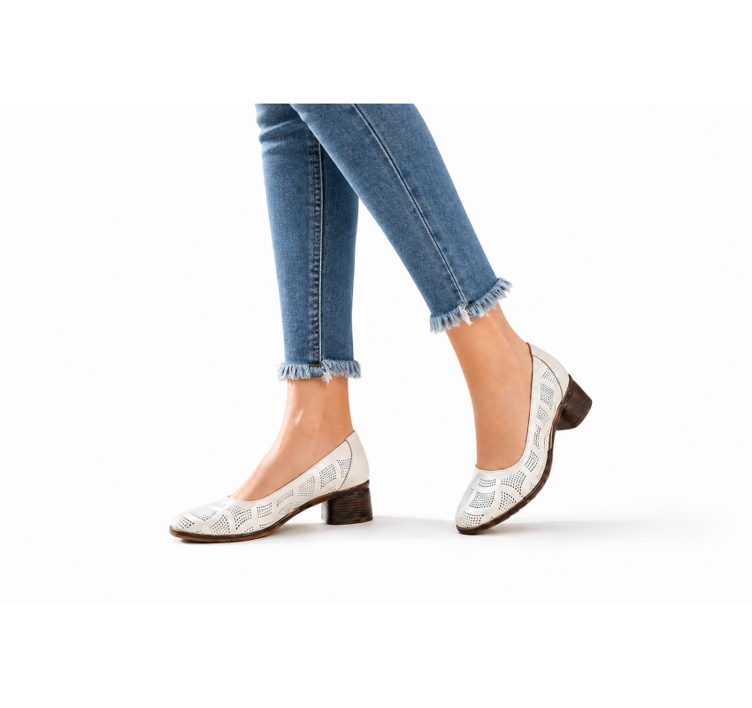 Pantofi dama albi din piele naturala cu perforatii elegante si toc comod maro SCV357A