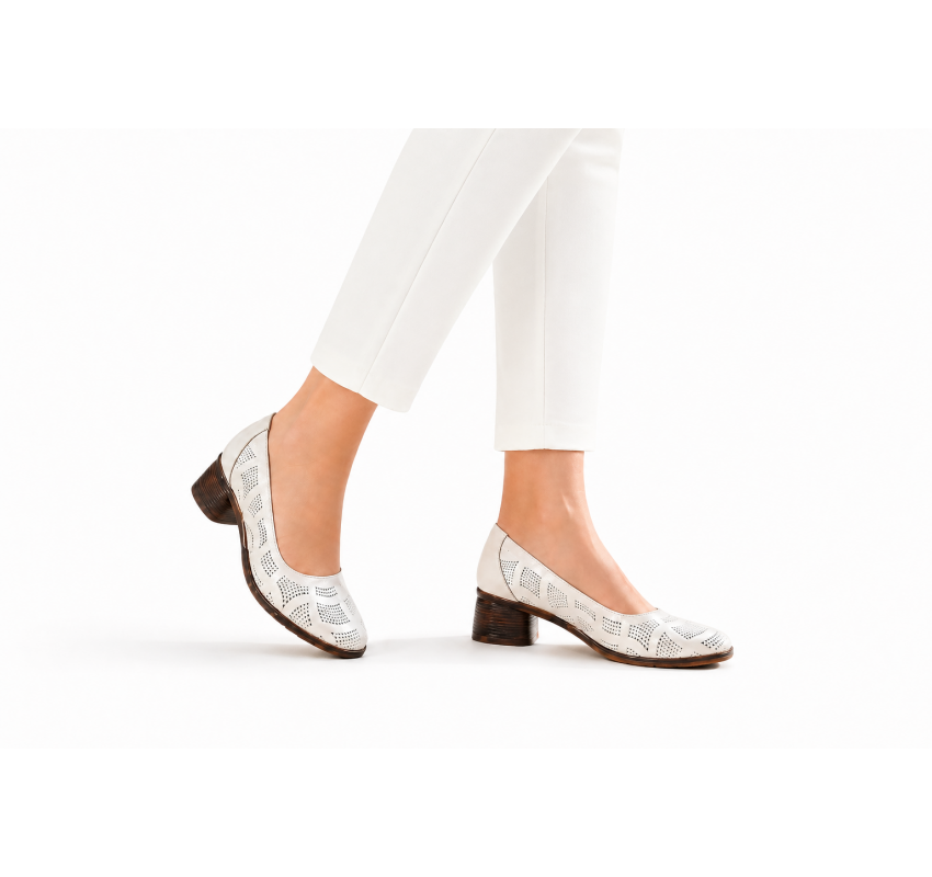 Pantofi dama albi din piele naturala cu perforatii elegante si toc comod maro SCV357A